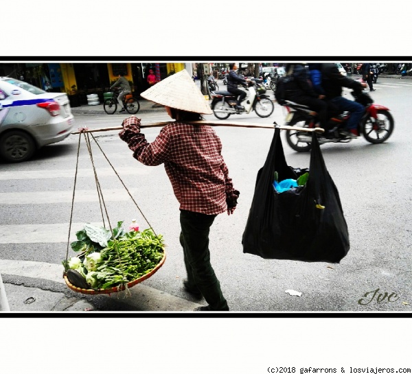 Mujer vendedora - Hanoi
Mujer vendiendo sus productos en las calles de la ciudad Hanoi
