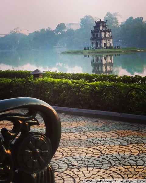 Lago en Hanoi
Lago y torre de la tortuga en Hanoi, hermosos amaneceres, donde comenzar el dia, la gente hace ejercicio, hay un pequeño gimnasio al aire libre, y se paractica tai-chi, y ejercicios de estiramientos, otros corren alrededor, ó simplemente se observa el amanecer. Pre- cio- so.
