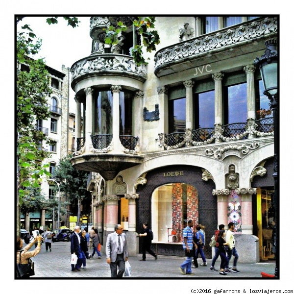 Paseo de Gracia Barcelona
Paseo de Gracia Barcelona, famosa via de esta hermosa y multicultural ciudad, una de las arterias de las compras y el lujo, así como de su abanico arquitectónico.
