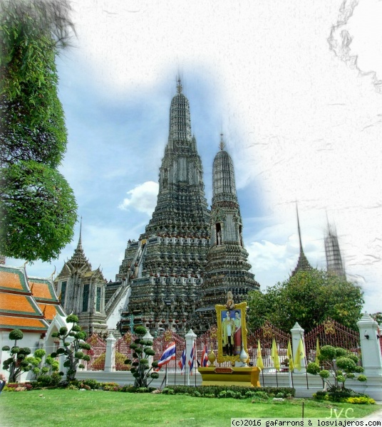 Wat Arun - Templo del amanecer
Wat Arun - Templo del amanecer , hermoso Templo a orillas del Chao Praya y junto al recinto del Palacio Real en Bankok , muy empinado el acceso a su cumbre, no apto para sensibles a las alturas.
