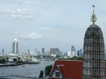 Wat Arun - Temple of Breaking Dawn lateral view of the city