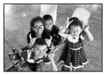 Niños amigos - sonrisas- entierro en Bangkok