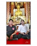 Amigos ante el Buda
amigos Phap y Nee, Buda