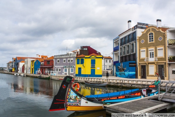 Colores en Aveiro, Portugal
Uno de los canales de Aveiro con sus clásicas casas coloreadas
