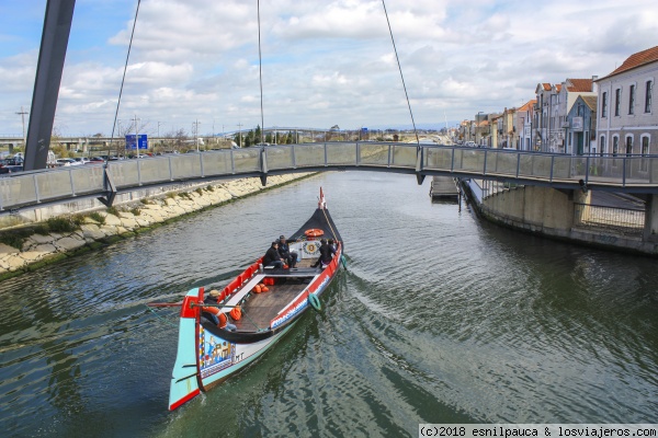 Surcando los canales en Aveiro
Un moliceiro paseando a unos turistas por un canal de Aveiro, Portugal
