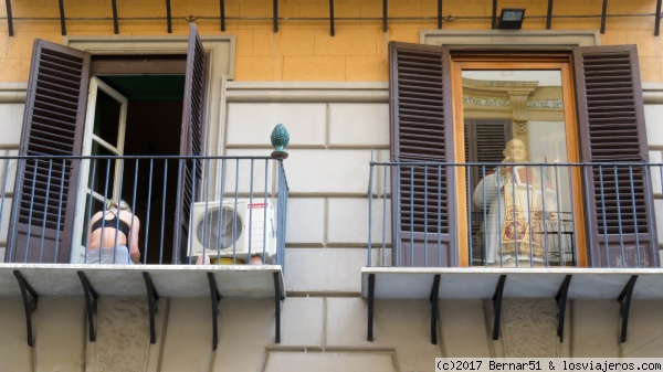 El Papa y la turista . Palermo
Esta casa de Palermo corresponde a dos balcones de casas distintas, en una de ellas es un hostal y una turista toma el fresco, en la otra una imagen del Papa , imparte su bendición.
