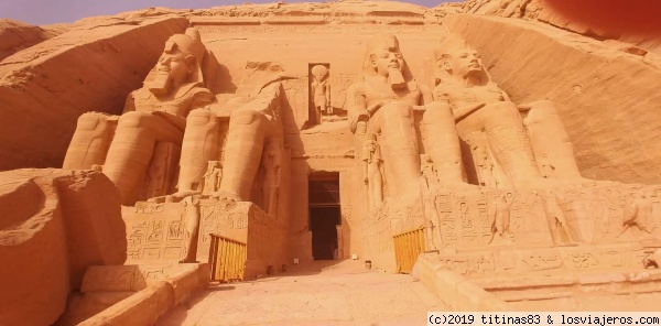 Fachada del templo y los Colosos de Ramsés II
La impresionante fachada es de 35 metros de anchura por 30 metros de altura, en la que están los 4 famosos colosos sedentes de Ramsés II de unos 22 metros de altura
