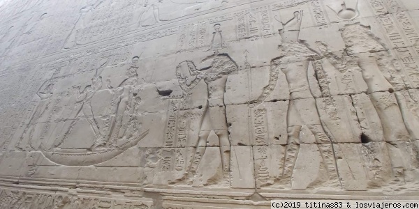 Fiesta del Bello Encuentro
Los muros del templo de Edfu no sólo servían de morada para el dios Horus, sino que entre sus paredes tenía lugar la «Fiesta del Bello Encuentro». El dios Horus de Edfu formaba pareja con la diosa Hathor de Dendera [emplazamiento situado a unos 130 km al norte]. Una gran distancia los separaba, así que, para permitir a los dioses estar juntos, se creó una festividad durante la cual, una vez al año, la diosa Hathor visitaba al dios Horus en su santuario. En esta festividad la diosa era llevada en un barco ceremonial hasta Edfu, donde la figura del dios Horus la esperaba en el embarcadero del templo. Una vez arribaba, ambos dioses eran llevamos en procesión, y acompañados con bailes y música de sistros, al interior del templo donde la diosa permanecería junto al dios durante unos 14 días.
