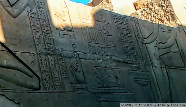 Relieves con información medica e instrumental medico
Los conocimientos en medicina, además de en los papiros, también estaban representados en relieves de templos. Uno de los más importantes se encuentra en el Templo de Kom Ombo.
