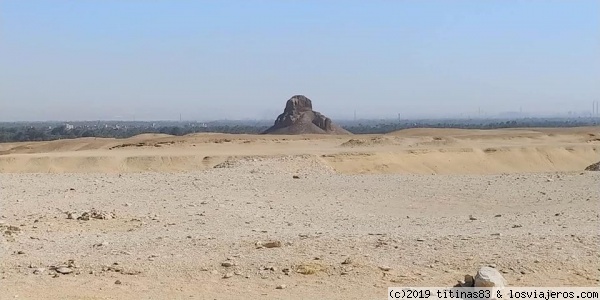 Piramide Negra
Para terminar nuestra visita en Dashur nos acercamos para ver la Pirámide Negra ,aunque ésta no se puede visitar en la actualidad.Esta pirámide fue construida por orden de Amenemhat III durante el Imperio Medio de Egipto (c. 2040 - 1795 a. C.). El nombre de la pirámide es reciente, inspirado por el
