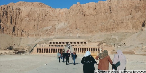 El Templo de Hatchepsut
Es el templo más importante de los construidos en Deir el Bahari y único en todo Egipto. Fue construido por la reina Hatshepsut en forma de terrazas, de grandes dimensiones, con columnas que se confunden con la ladera de la montaña, situada tras el templo. La obra se debe al arquitecto Senenmut, se erige en la orilla occidental del Nilo. Esta parcialmente excavado en la montaña y  se accede a él por un camino procesional y una serie de rampas. Se construyó entre los años séptimo y vigésimoprimero del reinado de Hatshepsut.
