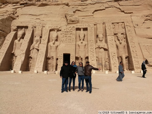 Fachada Templo de Nefertari
Los seis colosos tienen características diferentes, de izquierda a derecha podemos ver que la primera esta Ramsés II con la corona del Alto Egipto, luego Nefertari como Hathor (con los cuernos, las plumas y el sol en su tocado),Ramsés II de nuevo la corona del Alto Egipto, Ramsés II con la doble corona, Nefertari nuevamente como Hathor y por ultimo Ramsés II con la corona Ate.
