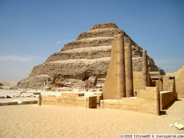 Pirámide Escalonada en Sakkara
pirámide escalonada, que fue encargada por el faraón Djoser, se hizo aproximadamente en el año 2750 a.C y se tiene conocimiento que fue imhotep el responsable de su diseño. Esta piramide es un poco rara, porque no parece una pirámide, sino más bien una escalera. La verdad es que eso es lo que los egipcios quisieron que pareciera, pues gracias a ella pensaban que el espíritu del faraón que la construyó, Dyeser, podría subir al cielo para reunirse con los dioses y faraones muertos.
