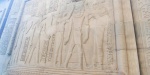 Khonsu, Hathor y Sobek en el relieve del muro exterior