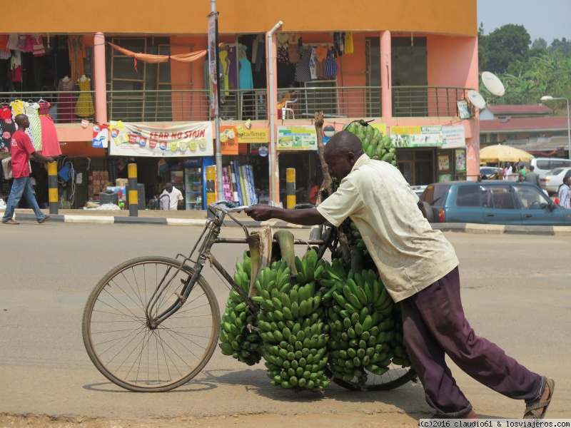 Viajar a  Uganda: Traje Tipico Vestimenta - mercado de Fort Portal (Traje Tipico Vestimenta)