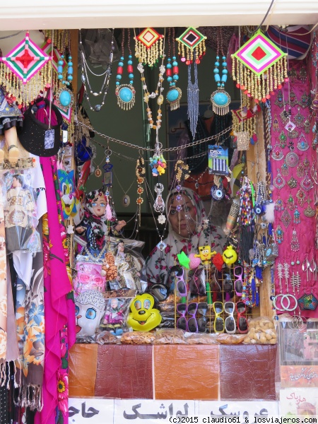 vendedora en Abyaneh
Abyaneh es una pueblo a mitad de camino entre Kashan y Natanz, la particularidad es que todas las casas escalonadas son de adobe y tienen una orientacion particular para aprovechar al maximo la luz solar ,la colorida vestimenta de las mujeres las diferencia de otras aldeas cercanas
