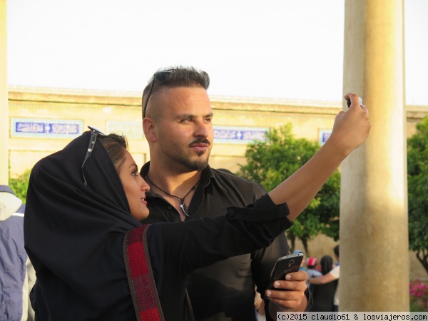 Selfie en el mausoleo de Hafez, Shiraz
Asi se ve la juventud hoy en Iran, terminado las vacaciones por Noruz, la gente sale a la calle, disfruta , hace picnic, saca fotos con sus amigos en el mausoleo del poeta Hafez en Shiraz.
