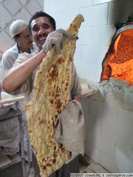 Nan el pan irani saliendo del horno, Shiraz
El nan es una tradicion que acompaña a los persas de la mañana a la noche, algo parecido a la baguette en Francia, se ve la gente comprandolo para el desayuno , almuerzo y cena pero no en la boulangerie, sino saliendo directo del horno, mas sabroso y artesanal
