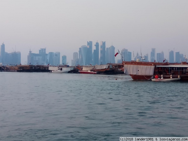 skyline de Quatar con barcos de madera
skyline de Quatar con barcos de madera
