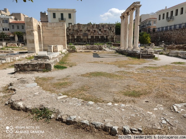 Biblioteca de Adriano en Atenas
La pared que se ve en el fondo es el único vestigio que queda de lo que era la biblioteca en sí, en primer plano ruinas de una iglesia levantada posteriormente.
