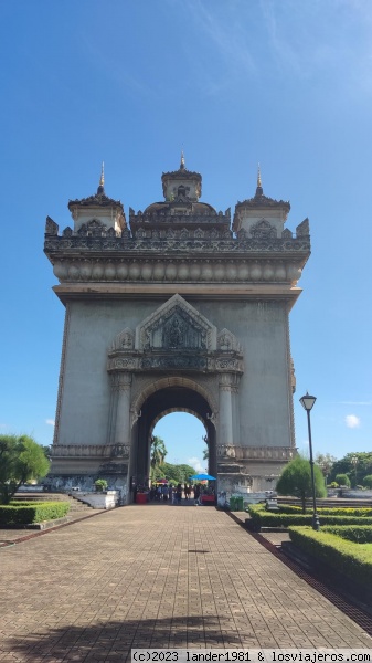 Monumento de Patuxai en Ventian
Monumento de Patuxai en Ventian
