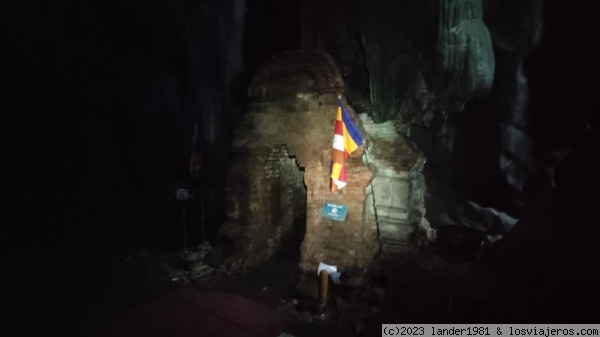 Templo en la cueva de Phnom Chhngok en Kampot
Dentro tiene este pequeño y antiguo templo
