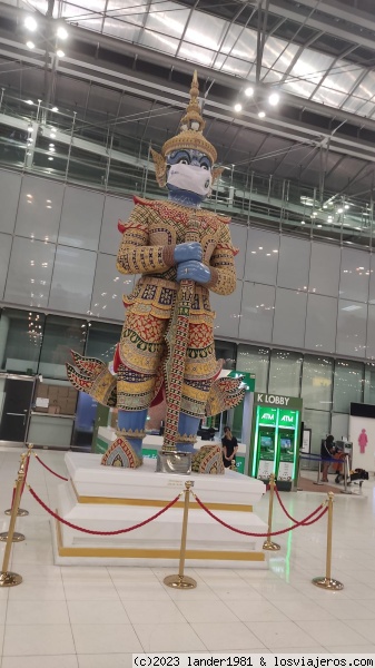 Estatua con mascarilla en el aeropuerto de Bangkok
estatua con mascarilla en el aeropuerto de Bangkok
