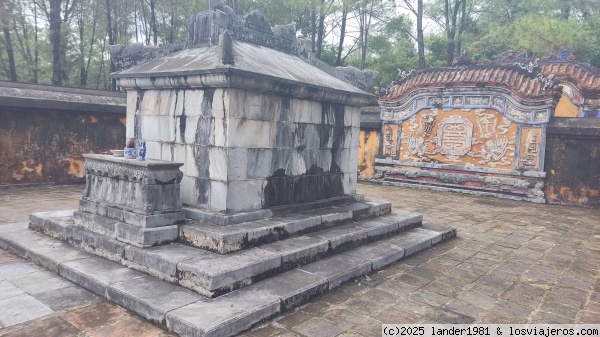 Tumba en el recinto de Tu duc
Tumba en el recinto de Tu duc
