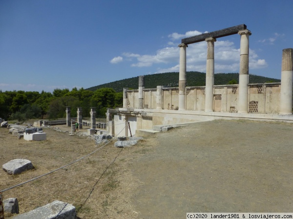 abaton-enkoimeterion de Asklepios
totalmente restaurado (no se parece en nada a los escombros que había antes). Era el lugar donde los pacientes se curaban mediante el contacto con del Dios de la curación Asclepios por medio de la 