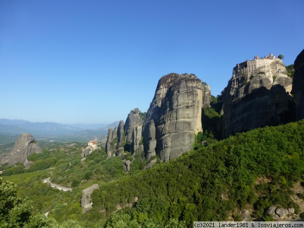 Monasterios de Saint Nicholas y Varlaam en Meteora
saint nicholas el pequeñito a la izda, Varlaam el grande a la derecha
