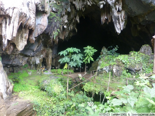 entrada a Phapoungkham cave en Vang Vieng
El paisaje es increíble pero tanto la subida como las cuevas son duras y peligrosas, mejor ir acompañado.
