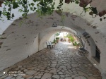 pasarela bajo arcos en el monasterio de Paleokastritsa en Corfú