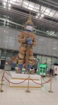 Estatua con mascarilla en el aeropuerto de Bangkok