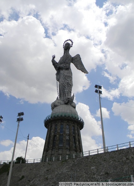 Virgen de El Panecillo
Está ubicada sobre la cima de la colina de El Panecillo, una peculiar elevación con forma de un pan pequeño que se encuentra emplazada en pleno centro de la urbe y sirve de telón de fondo al Centro Histórico.
Con sus 30 metros y 11 más si se suma la base, ocupa el lugar número 58 entre las estatua
