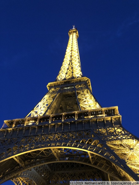 Torre Eiffel
Vista nocturna de la Torre Eiffel
