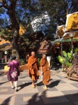 Monjes paseando por el templo Doi Suthep