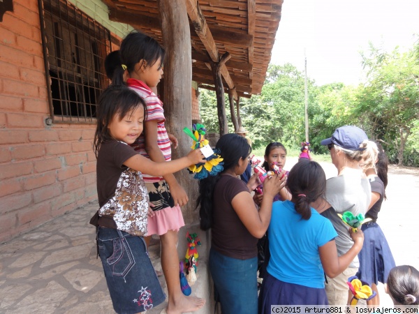 Comunidad Chortí
Los niños rodean a Inma para intentar venderle sus artesanías
