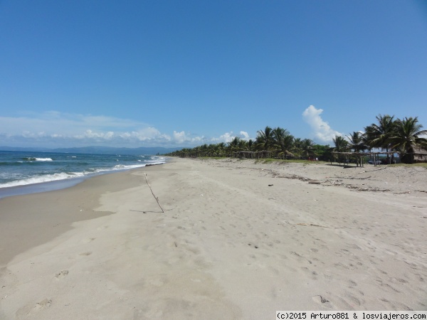 Playa de Miami
Sí, sí, aquí en Honduras también tienen su Miami y como se puede ver, la playa era toda para nosotros dos.
