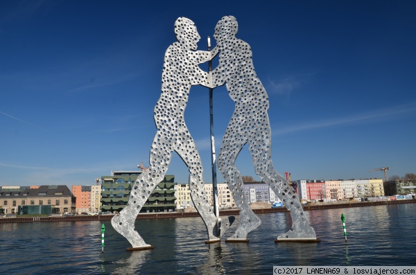 BAILANDO SOBRE EL RIO
ESCULTURA MOLECULE MEN
