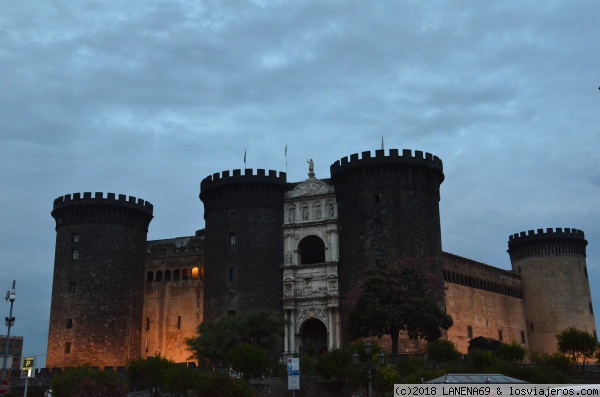 CASTILLO NUEVO
Atardecer en el Castillo Nuevo de Nápoles,se encuentra junto al puerto y su visita es gratuita
