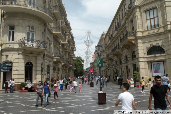 La calle peatonal en Bacú
La calle peatonal en Bacú
