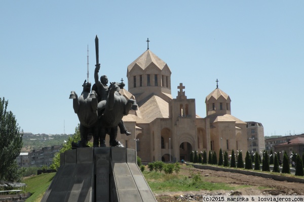La Catedral y el hombre que monta a dos caballos a la vez
La Catedral y el hombre que monta a dos caballos a la vez (Ereván)
