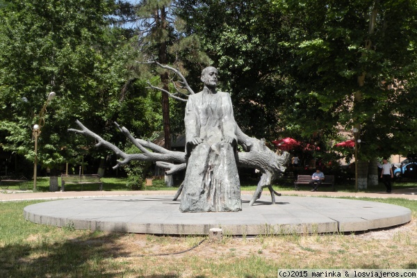 Una escultura un poco rara en Ereván
Una escultura un poco rara en Ereván
