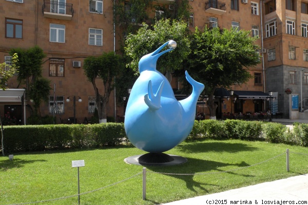 Un pajaro gordo
Un pajaro gordo. Allí también había otras esculturas gordas: una mujer gorda, un guerrero gordo, un gato gordo.
