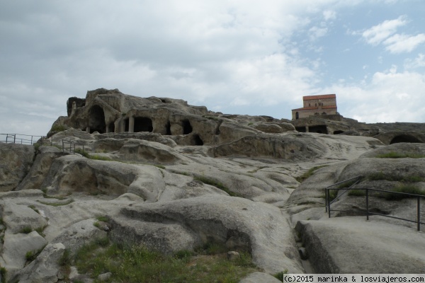 La ciudad antigua Uplistsikhe
Uplistsikhe es una siudad antigua que estaba situada en las cuevas y fue construída hace 3 mil años. Incluyó 700 cuevas, pero ahora hay sólo 150.
