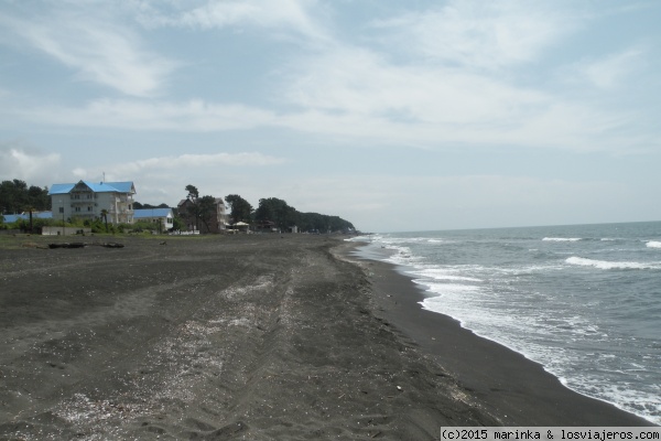 La playa con negra arena magnética
La playa con negra arena magnética en Ureki
