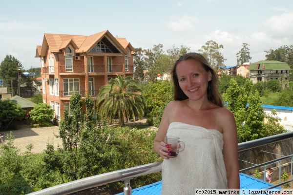 En el balcón de un hotel en Ureki
En el balcón de un hotel en Ureki, tomando el vino tinto
