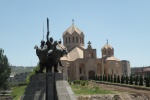 La Catedral y el hombre que monta a dos caballos a la vez
Catedral, Ereván, hombre, monta, caballos