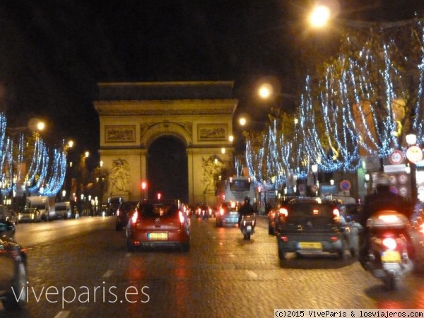 Arco del Triunfo
Vista noctura del Arco del Triunfo, en medio de la ajetreada circulación de París. Si tienes posibilidad, recorre los campos elíseos de noche es una gozada.Publicada en http://www.viveparis.es/arco-triunfo
