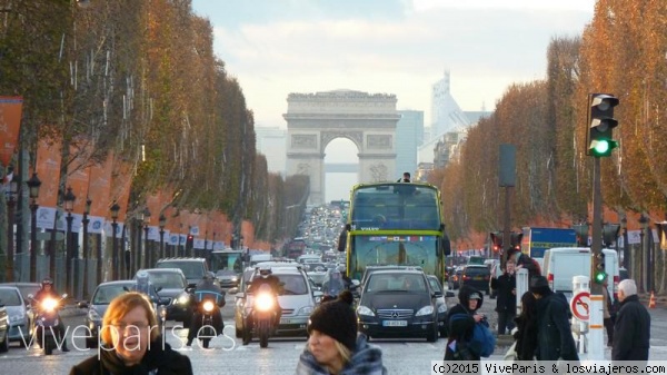 Campos Elíseos
Los Campos Elíseos son la gran y famosa avenida de París, en ellos están las grandes boutiques.
